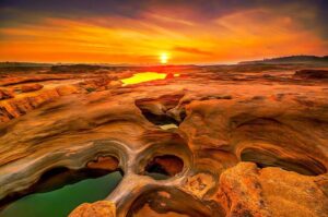 สามพันโบก